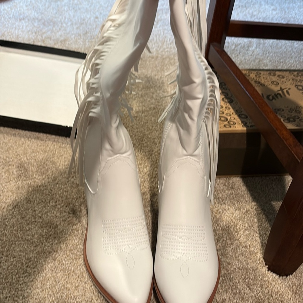 Women’s nice white tall dress boot in size 8.5 never worn made by Pierre dumas.
